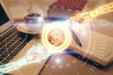 Masa arkasında kahve ve eşyalar olan kripto teknolojisi çizimi ve masaüstüne çifte maruz kalma. Engelleme zinciri kavramı