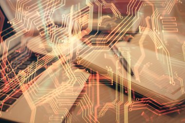 Teknoloji temalı çizimlere ve masaüstüne kahve ve masa arkasında eşyalar ile çifte pozlama. Yüksek teknoloji kavramı.