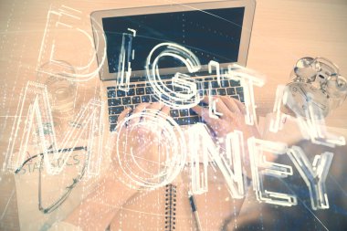 Bilgisayar klavyesinin ve şifreli para birimi temalı hologram çiziminin üzerine iki kez yazılan el pozu. Üst Manzara. Engelleme zinciri kavramı.