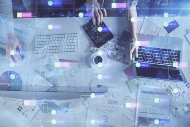 Kadın ve erkeğin birlikte çalışması ve teknoloji temasının hologramı çekmesi. Büyük veri konsepti. Bilgisayar arkaplanı.