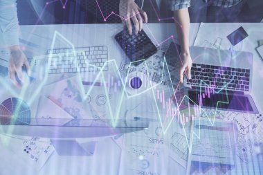 Birlikte çalışan kadın ve erkeğin birden fazla pozu ve finansal grafik hologramı. İş konsepti. Bilgisayar arkaplanı.