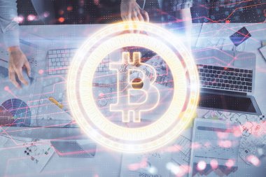 Kadın ve erkeğin birlikte çalıştığı ve şifreli temalı hologramı finanse ettiği çifte pozlama. Zincir işi konsepti. Bilgisayar arkaplanı.