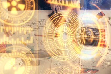 Kadın ve erkeğin birlikte çalışması ve hologram çizimi. Teknoloji konsepti. Bilgisayar arkaplanı.