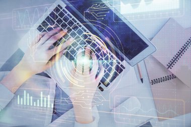 Bilgisayar ve veri temalı hologram çizimlerinde çalışan kadın elleri çift pozlama. Üst Manzara. Teknoloji konsepti.