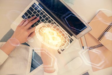 Bilgisayarda çalışan kadın elleri ve engelleme temalı hologram çizimleri. Üst Manzara. Bitcoin kripto para birimi kavramı.