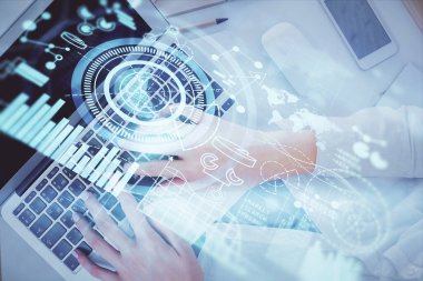 Bilgisayar ve finansal temalı hologram çizimleri üzerinde çalışan kadın elleri çift pozlama. Üst Manzara. İş konsepti.