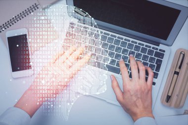 Bilgisayar ve insan beyin hologramı çizimleri üzerinde çalışan bir kadının çifte pozu. Üst Manzara. Ai kavramı.