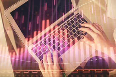 Bilgisayar ve ön x çizim hologramı üzerinde çalışan kadın elleri çift pozlama. Üst Manzara. Mali analiz kavramı.