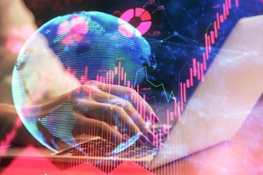 Kadın elinin bilgisayar ve iş temalı hologram çizimlerinde çok fazla pozlanması. Başarı konsepti.