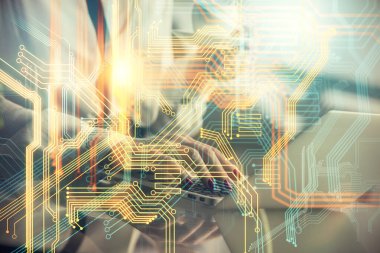 Bilgisayar ve dünya haritası çizimleri üzerinde çalışan kadın elleri çift pozlama. Uluslararası teknoloji sektörü konsepti.