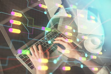 Bilgisayar ve dünya haritası çizimleri üzerinde çalışan kadın elleri çift pozlama. Uluslararası teknoloji sektörü konsepti.