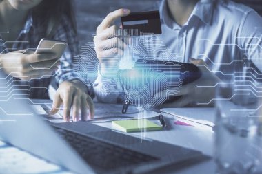 Kredi kartı ve beyin hologramı çizimi yapan bir kadınla erkeğin online alışverişe iki kez çıkmaları. Ai ve E-ticaret çevrimiçi ücret konsepti.