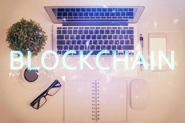 Hologrammzeichnungen Zum Blockchain Thema Über Dem Computer Auf Dem Desktop — Stockfoto