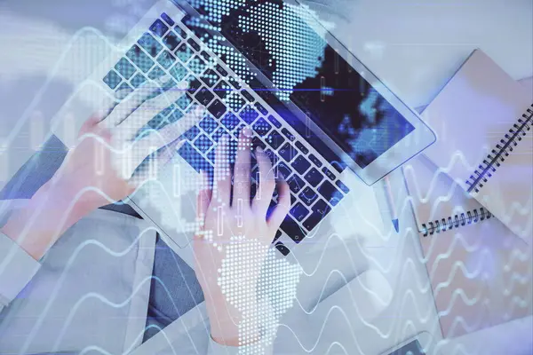 Bilgisayar ve ön grafik hologram çizimi üzerinde çalışan kadın elleri çift pozlama. Üst Manzara. Mali analiz kavramı.