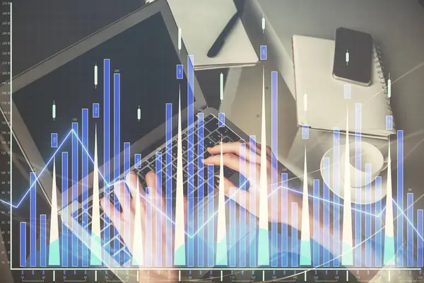 コンピュータと外国為替チャートのホログラム図面に入力する女性の手の二重露出 株式市場の投資コンセプト — ストック写真