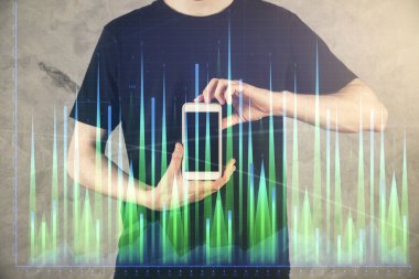 Bir adamın elini tutarken ve dijital bir cihaz ve ön grafik çizimi kullanırken çift pozlama. Finansal piyasa kavramı.
