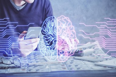 Bir adamın elini tutarken ve dijital bir cihaz ve beyin hologramı çizerken çift pozlama. Veri kavramı.