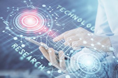 Dijital bir cihaz ve veri temalı çizim kullanan bir adamın el ele tutuşması. Yenilik kavramı.