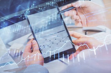 Bir adamın elini tutarken ve bir telefon ve finansal çizim kullanırken çift pozlama. Pazar analizi kavramı.