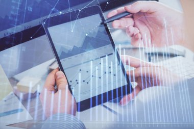 Bir adamın elini tutarken ve bir telefon ve finansal çizim kullanırken çift pozlama. Pazar analizi kavramı.