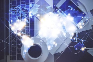 Masaüstü arkaplanındaki bilgisayarın üzerinde iş temalı hologram çizimleri. Üst Manzara. Çoklu maruz kalma. Uluslararası bağlantılar kavramı.