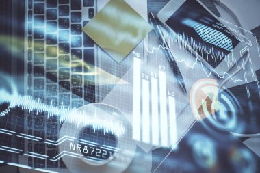 Teknoloji hologramı masaüstü arka planında bilgisayarın üzerine çiziyor. Üst Manzara. Çifte maruziyet. Teknoloji kavramı.