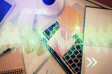 Bilgisayarla birlikte çok sayıda finansal şema çizimi. Araştırma ve analiz kavramı. Üst görünüm.