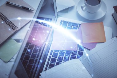 Masaüstü arkaplanındaki bilgisayar üzerinden sosyal ağ hologramı çizimleri. Üst Manzara. Çoklu maruz kalma. İnsanlarla bağlantı kavramı.