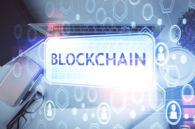 Masaüstü arkaplanındaki bilgisayarın üzerinden engelleme temalı hologram çizimleri. Üst Manzara. Çift pozlama.