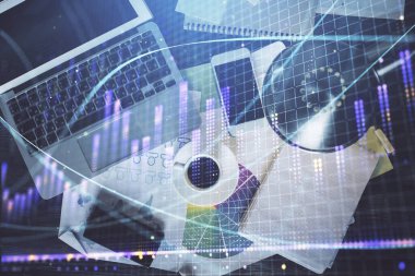 Finans piyasası grafiği ve masaüstü bilgisayarının üst görüntüsü. Çoklu maruz kalma. Yatırım kavramı.