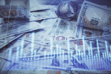 Forx grafiğinin çok sayıda görüntüsü bize dolar banknotları arka planında görünüyor. Finansal başarı piyasası kavramı.