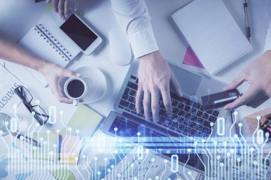 Bilgisayar klavyesinin ve veri temalı hologram çiziminin üzerine yazarken iki kez görüntülenmiş. Üst Manzara. Teknoloji konsepti.