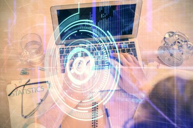 Bilgisayar klavyesinin ve veri temalı hologram çiziminin üzerine yazarken iki kez görüntülenmiş. Üst Manzara. Teknoloji konsepti.