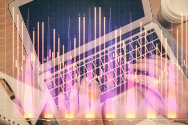 İnsan elinin bilgisayar klavyesinde ve forx grafik hologramının üzerinde yazarken çifte pozlama. Üst Manzara. Finans piyasası kavramı.