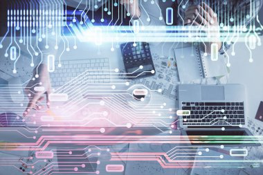 Kadın ve erkeğin birlikte çalışması ve veri temalı hologram çizimi. Bilgisayar arkaplanı. Üst Görünüm.