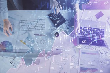 Birlikte çalışan kadın ve erkeğin birden fazla pozu ve finansal grafik hologramı. İş konsepti. Bilgisayar arkaplanı.