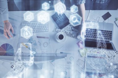 Kadın ve erkeğin birlikte çalışması ve hologram çizimi. Teknoloji konsepti. Bilgisayar arkaplanı.