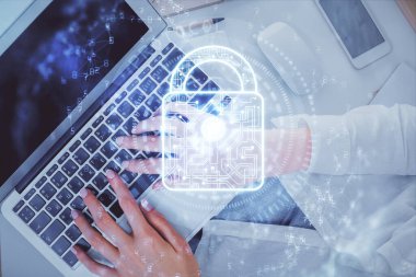 Bilgisayarda çalışan ve hologram çizimlerini kilitleyen kadın elleri çift pozlama. Üst Manzara. Güvenlik kavramı.