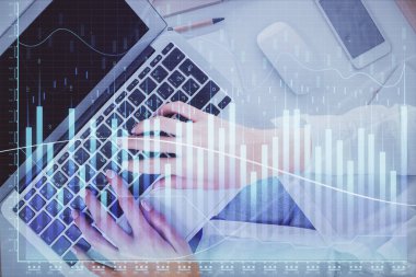 Bilgisayar ve ön x çizim hologramı üzerinde çalışan kadın elleri çift pozlama. Üst Manzara. Mali analiz kavramı.