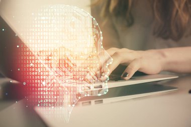 Bilgisayar ve beyin hologramı çizimleri üzerinde çalışan kadın elleri çift pozlama. Ai kavramı.