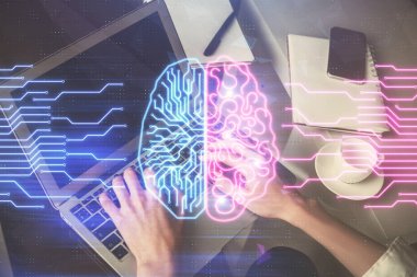 Bilgisayar ve beyin hologramı çizimleri üzerinde çalışan kadın elleri çift pozlama. Ai kavramı.