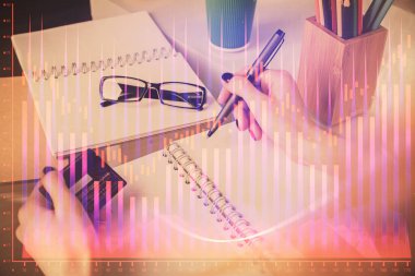 İnternetten alışveriş yapan kadının elinde kredi kartı ve mali grafik çizimi var. Borsa E-ticaret kavramı.