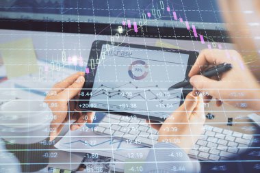 Bir adamın elini tutarken ve bir telefon ve finansal çizim kullanırken çift pozlama. Pazar analizi kavramı.