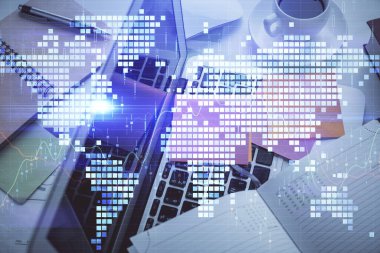 Masaüstü arkaplanındaki bilgisayarın üzerinde iş temalı hologram çizimleri. Üst Manzara. Çoklu maruz kalma. Uluslararası bağlantılar kavramı.