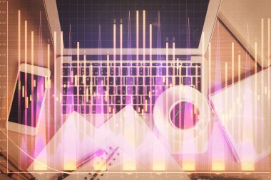 Borsa tablosu ve masa arkasındaki en iyi görüntü bilgisayarı. Çifte maruziyet. Mali analiz kavramı.