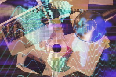 Finans piyasası grafiği ve masaüstü bilgisayarının üst görüntüsü. Çoklu maruz kalma. Yatırım kavramı.