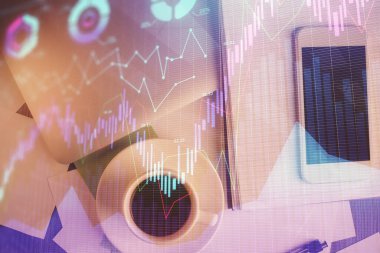 Forx grafik hologramının telefonlu masaüstü üzerinde çoklu pozlandırılması. Üst Manzara. Mobil ticaret platformu kavramı.