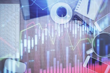 Masaüstü üzerinde telefonlu iki kat mali şema hologramı. Üst Manzara. Mobil ticaret platformu kavramı.