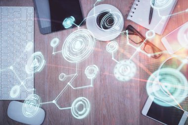 Sosyal ağ temalı çizimlerin telefon üzerinden çifte pozlandırılması. Üst Manzara. Kavram bağlayan insanlar.