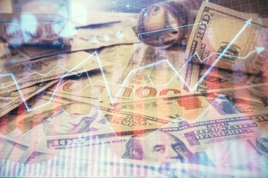 Forx grafiğinin çok sayıda görüntüsü bize dolar banknotları arka planında görünüyor. Finansal başarı piyasası kavramı.
